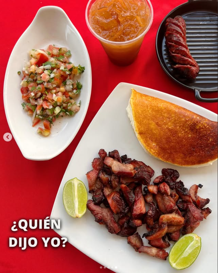 Cachapa con tocineta y chorizo